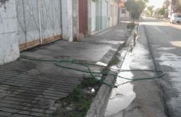 Vecinos hartos de reclamar por el derroche de agua desde la Comisaría